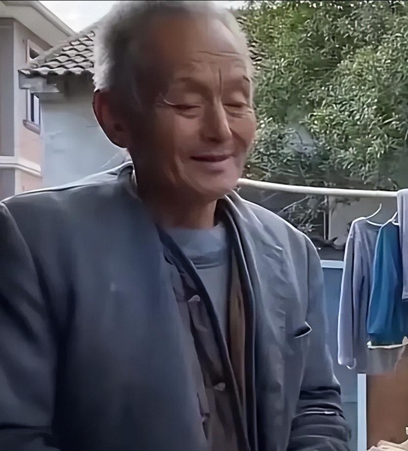 浙江余姚，大爷街边摆摊卖红薯被罚，去交罚款时恳求工作人员：“可以少交点吗？我儿子