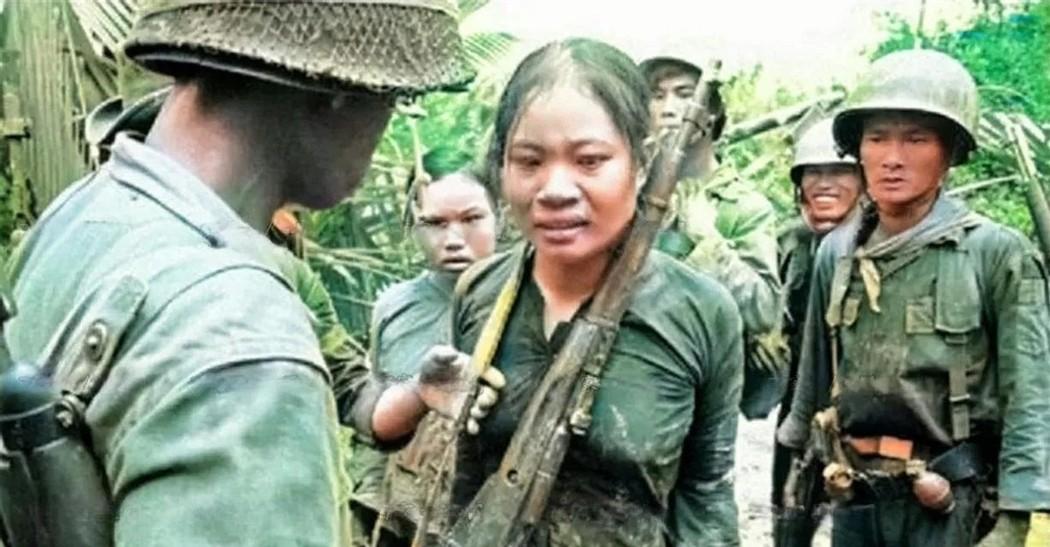 1965年，几名韩国士兵抓捕了两名越南女兵，采取了极其残忍的方式加以折磨。他们将