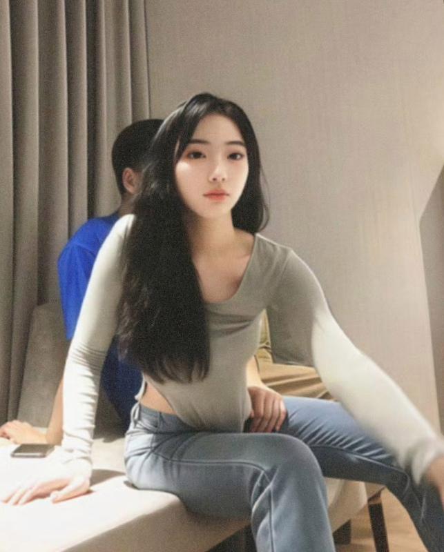 一对年轻人约会的流出照片。

应该是被偷拍了。

现在的酒店太不安全了。
