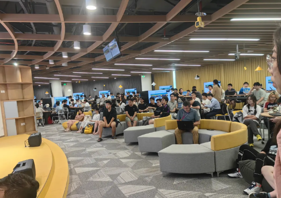 西交利物浦大学的孩子们在上课。
这是一节创新创业的课程。