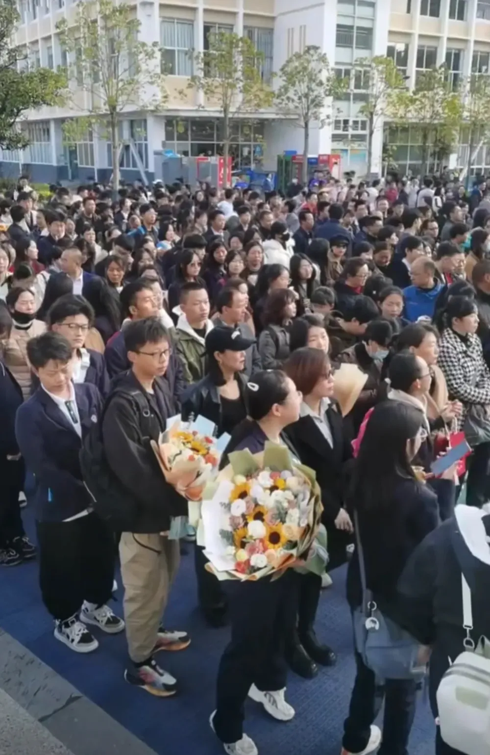 深深的被震撼了！他只是一位优秀的民营企业家，但去世后却有这么多的人相送？为什么呢