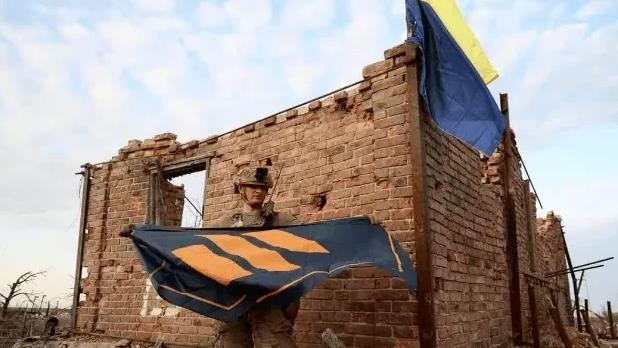 大结局要来了，条件开出：泽连斯基缴枪投降，还是普京全面撤军？在经历了数月的激烈冲