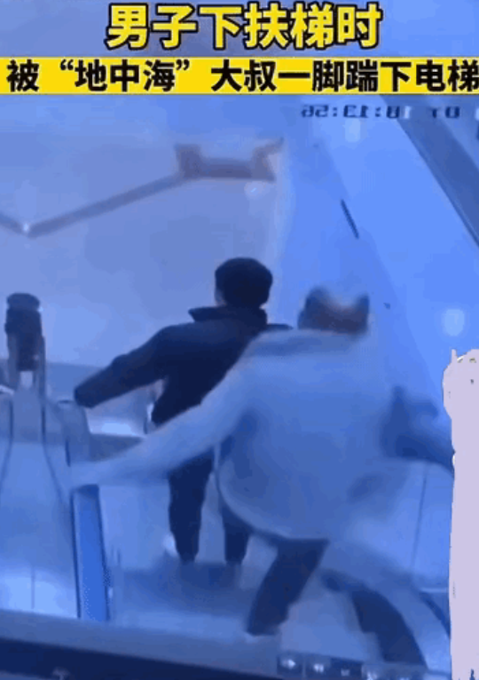 一名男子在商场下电梯时，突然遭到“佛山无影脚”的袭击，导致其滚落至一楼并趴地不动