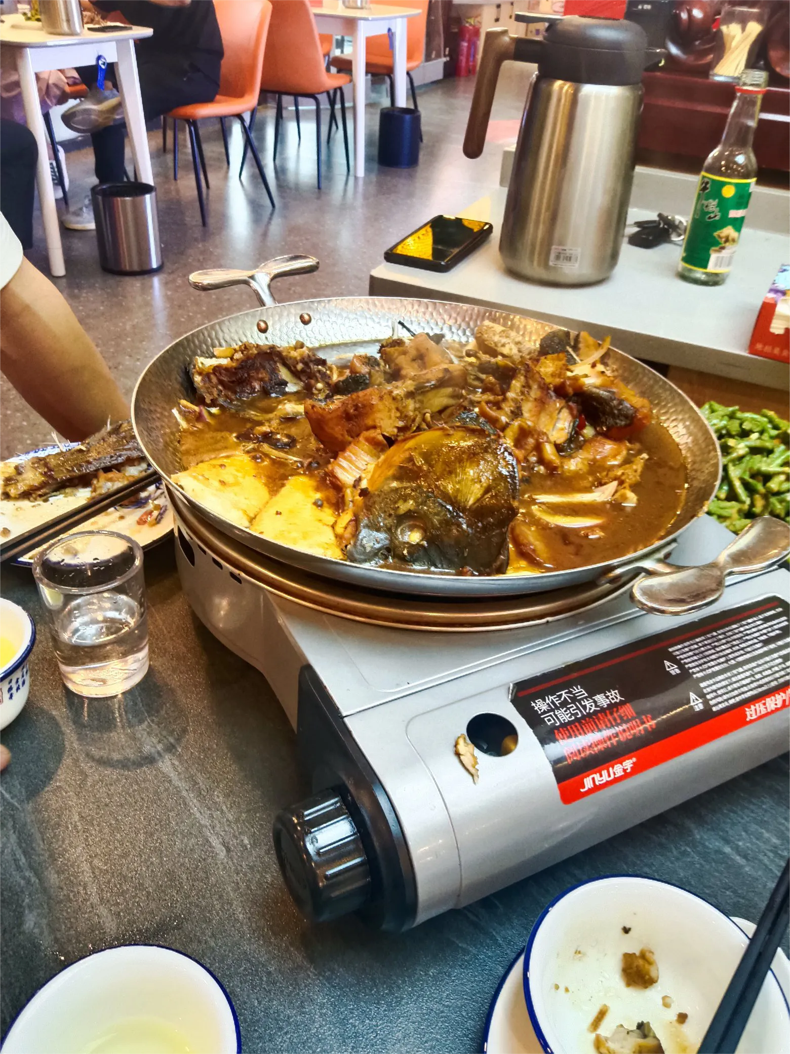 地标美食活鱼跳，鲤鱼泡饼忘不悼。 东平特产鲤鱼美食请您品尝。