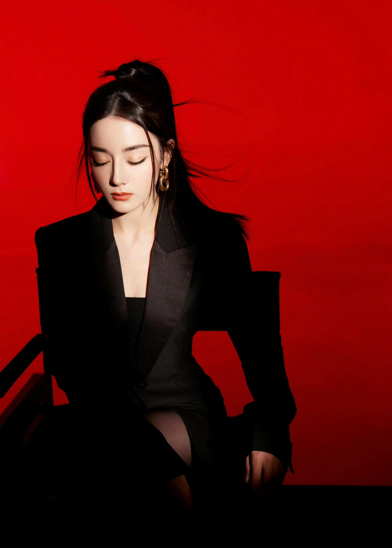 迪丽热巴酷飒摩登女郎