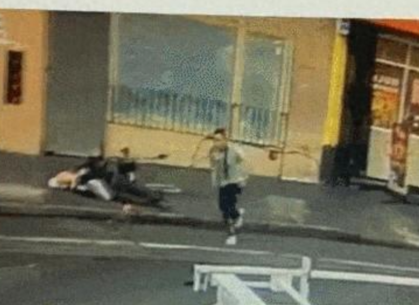 美国旧金山，一87岁华裔老人近几年在街头惨遭3次袭击，被打到骨折，报警无果后最终