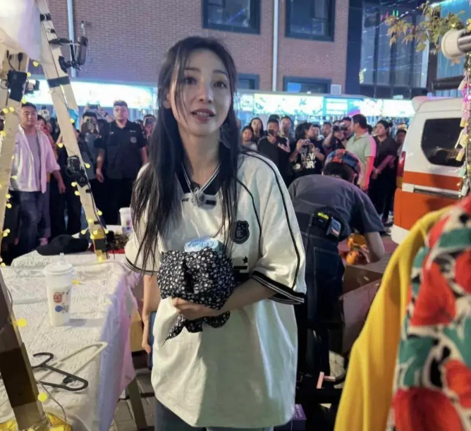 柳岩现身夜市摆摊卖衣服，原相机下颜值大翻车，一脸“科技感”！