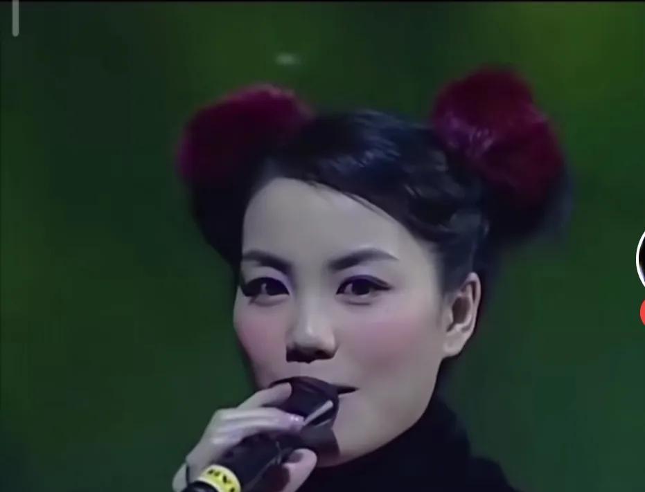 1998年春晚王菲的米老鼠造型十分独特唯美，粉红的脸颊，白嫰水润的肌肤，清冷不食
