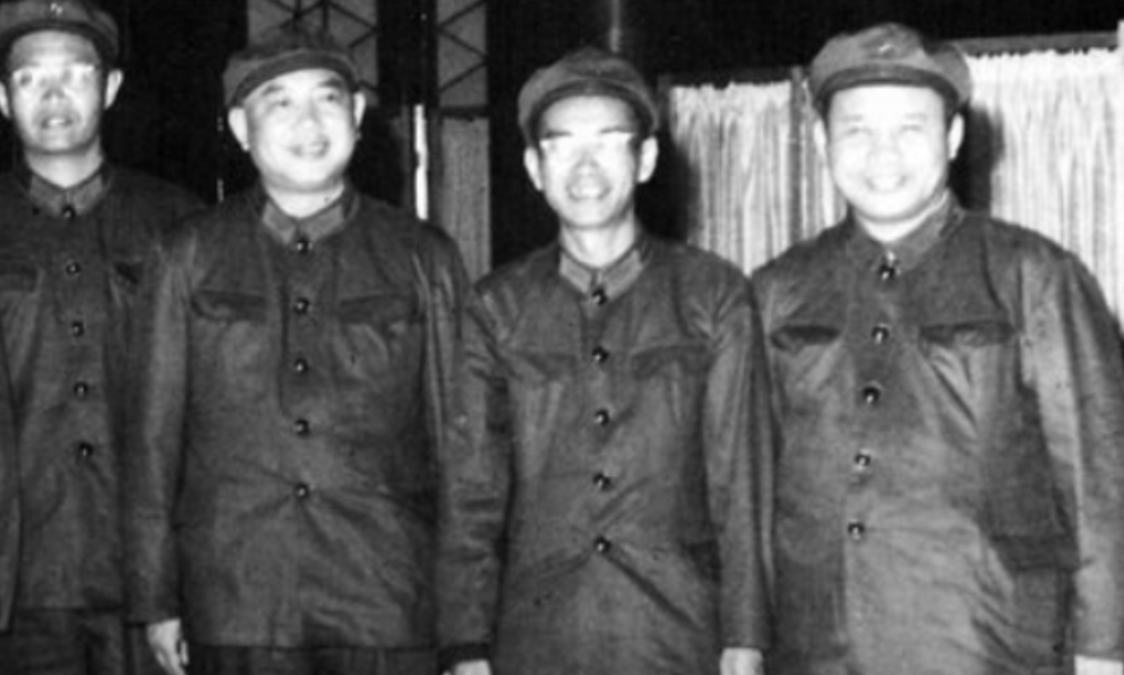 这张照片拍摄于上世纪六十年代，从左到右分别是：戚本禹、王力、关锋和穆欣。

这四