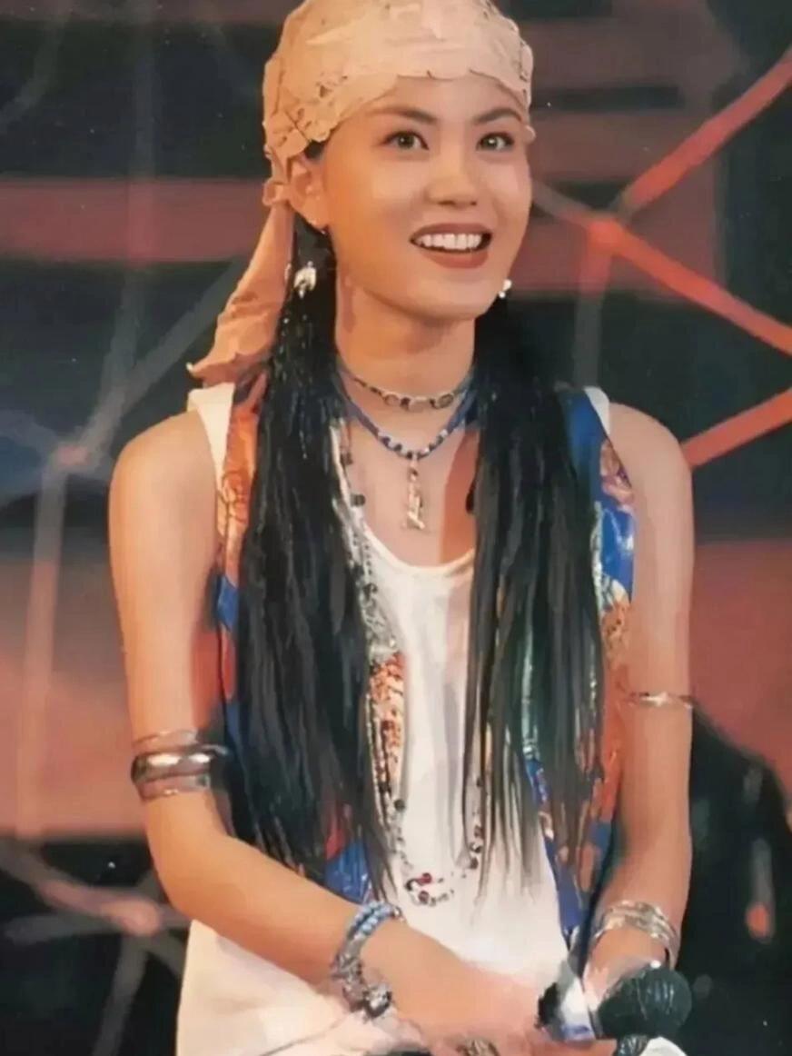 年轻时候的王菲也太好看了