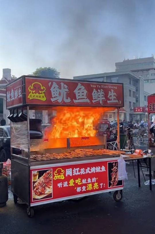 卖的不是鱿鱼，是卖艺！