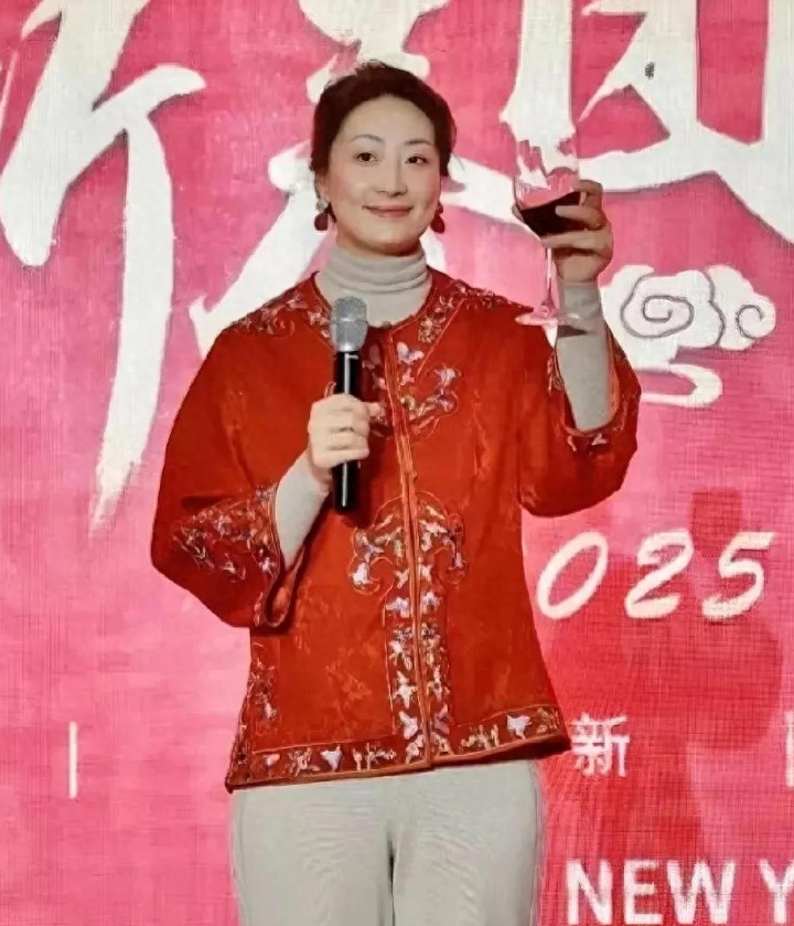 就在 1 月 23 号南方小年，宗馥莉现身娃哈哈新春青工团拜会，现场那叫一个热闹