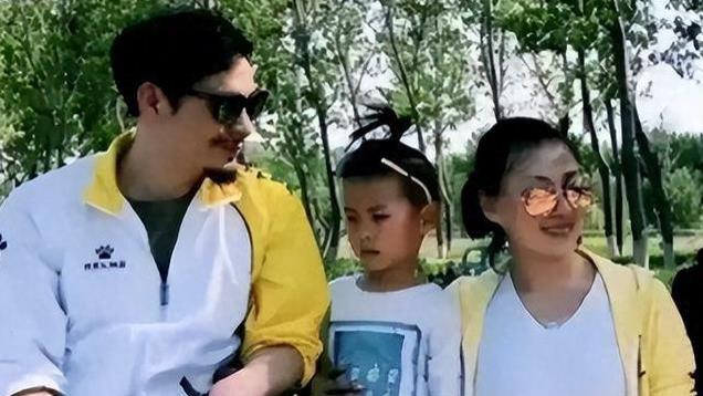 张颂文妻子罕见现身，即使没有露脸，网友也直呼：颜值不输朱丹！