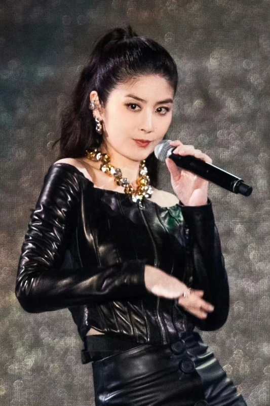 陈慧琳周传雄同台演绎，金曲合唱引回忆