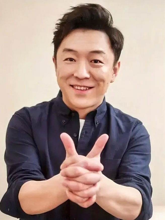 演员，黄渤说，年轻的时候，我一直在歌厅唱歌。那个年代香港明星最火，我就包装自己也