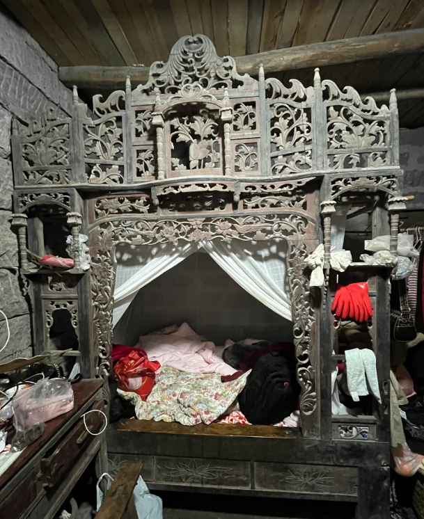 妈妈说，这是她的外婆留下来的，想想得有100多年了啊。原物更漂亮！

小时候去外