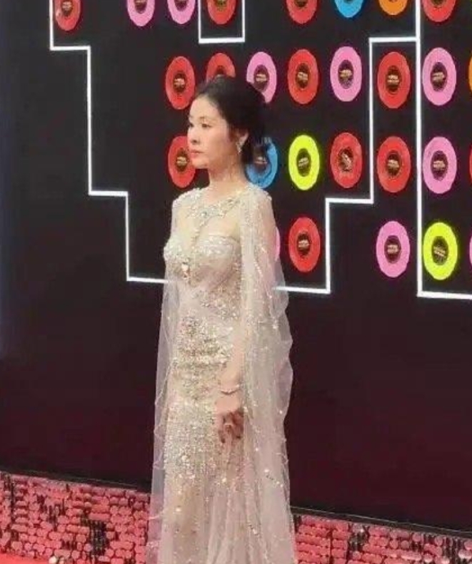 张碧晨，现在是奶奶的既视感。￼