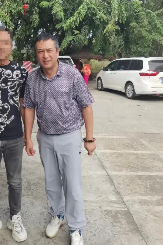 54岁张嘉译海南被偶遇！
穿着过千元的老头衫走在海南大街上，被网友偶遇，说张嘉译