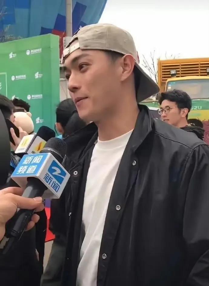 许凯少有的素颜接受采访，没有滤镜也没有美颜，隐隐约约还可以看到黑眼圈，他对自己的