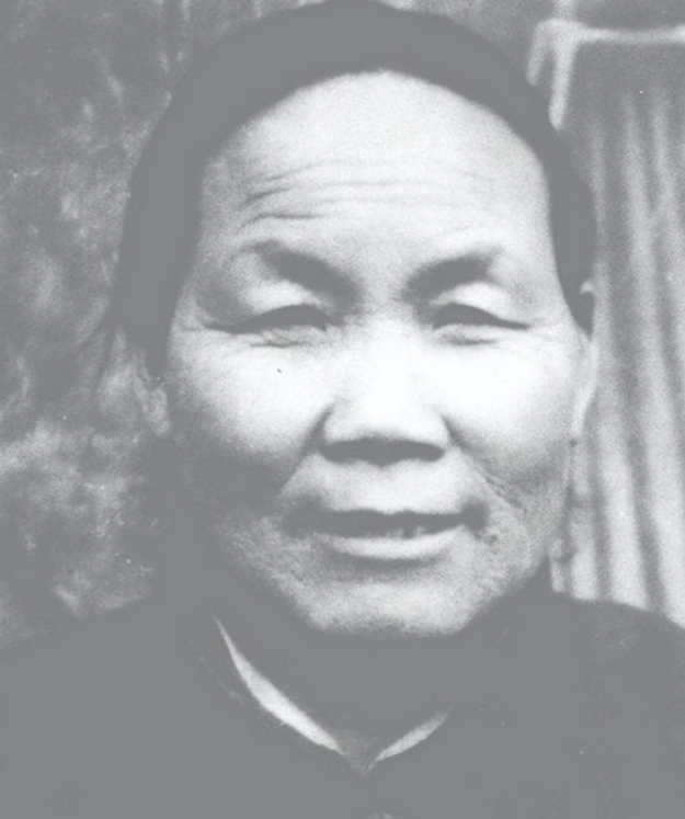 1940年，山东一大娘给八路军煮了浓稠的小米粥，饥饿的战士们狼吞虎咽。班长发觉不