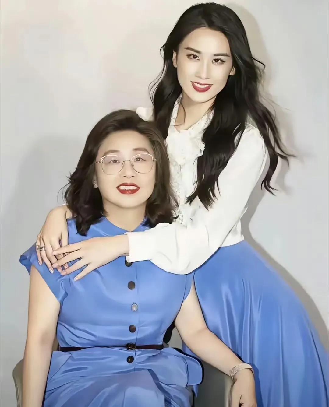黄圣依的妈妈一看就是那种知书达理，很有学识的样子。她是一位编辑，作家，记者。所以