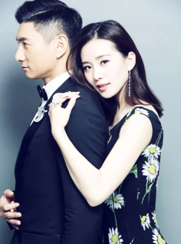 吴奇隆带娃现身，婚变传闻再起