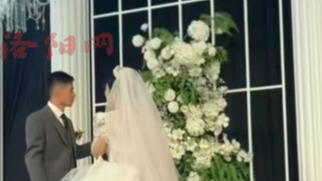 00后女儿参加母亲婚礼崩溃大哭：想过你会结婚，没想过我会这么难过