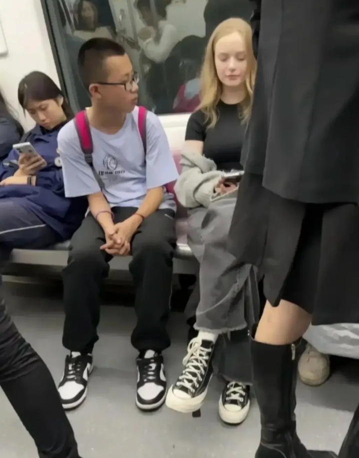对面这小帅哥到底在看什么？