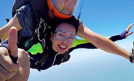 刘晓庆说上次跳伞把她吓得半死，刚开始不怕，跳伞是在国外，签了跳伞合约都是英文的，