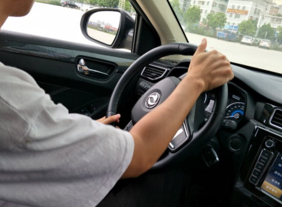 我老公把烧油车给卖掉了，换成一辆油电混动车,这才开了不到一个月，我就深刻体会到网