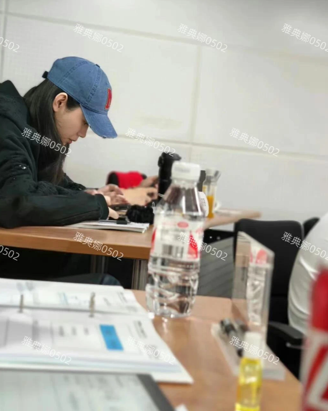 奚梦瑶回香港大学继续上EMBA的课程了，她打扮低调听课也十分认真，课程的内容是企