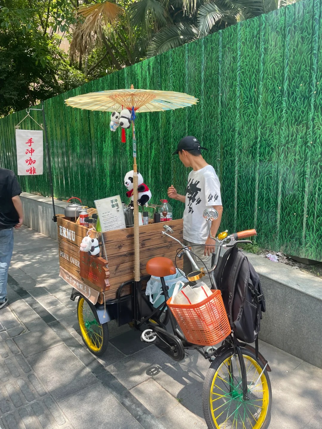 天府三街的手冲小哥
#户外咖啡
我路过这里，看到这个腼腆的小哥
看到他不敢和人对