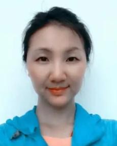2010年，在一趟飞往乌鲁木齐的航班上，突发了一场惊心动魄的劫机事件，而乘务长郭