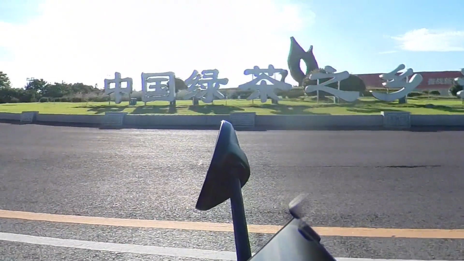 版本T0小仙女再现神操作，骑车摔倒路人好心搀扶，直言包3000暗示小哥得负责