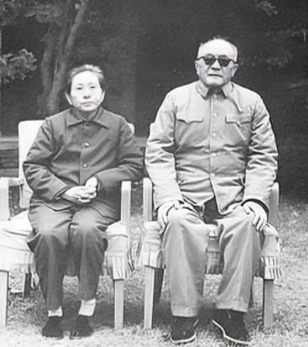 1941年，黄克诚迎娶23岁的女学生唐棣华，结婚前，黄克诚对她说：“你不能因为男