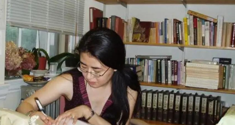 中国“神童”田晓菲，13岁被北大破格录取，出国留学后，28岁嫁给53岁美国老师，