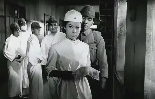 1946年的除夕夜，通化的一家医院爆发了一场惨案，令人无法忘怀。400多名日本护
