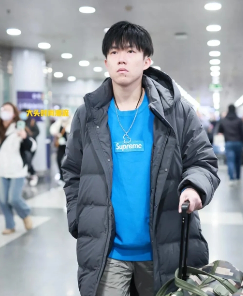 每次“拖把兄弟”出行绝对是
潮流时尚，那是绝对帅
“海产姐妹”就不一样
简单清爽