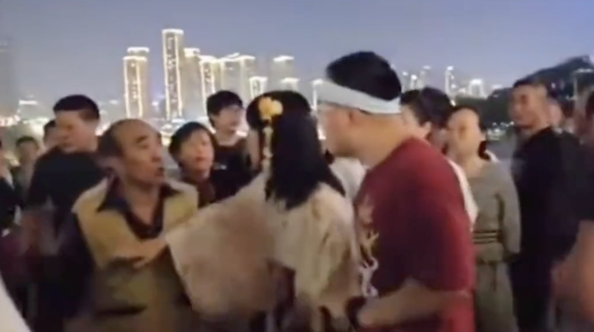 U型锁大军又来了，没错，还是那批人。穿日本和服又不犯法，这道德绑架就没意思了，前