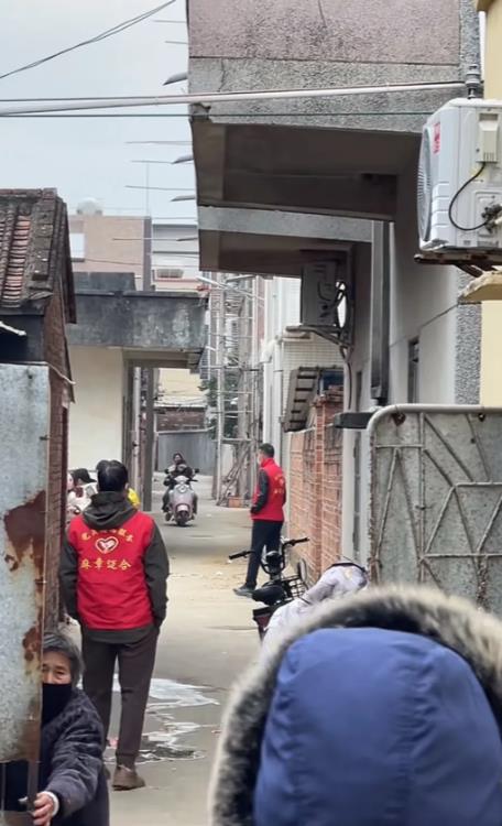 今天全红婵回家，比上次有经验，没有大张旗鼓乘坐汽车，而是先去农场见父母，然后换乘