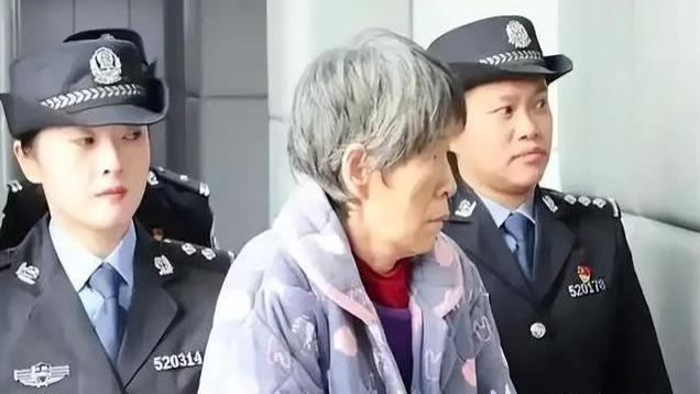 被判死刑后余华英反问杨妞花：我用开水浇你头，你还会有头发吗？