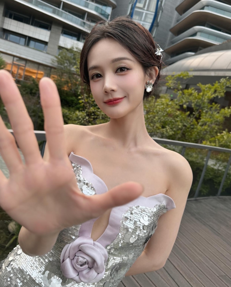 高清版👇🏻越过屏幕的牵手李一桐
