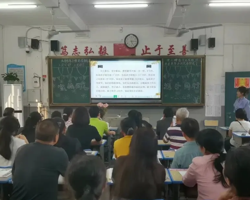 最近家委会商量着给孩子们的班级活动和买学习用品筹集点资金，提议每个家长交980块