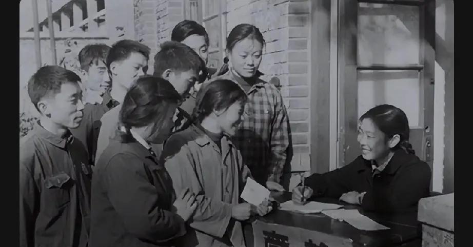 1977年，在邓小平的推动下，高考恢复。570万考生期待着通过改变命运。然而，衡