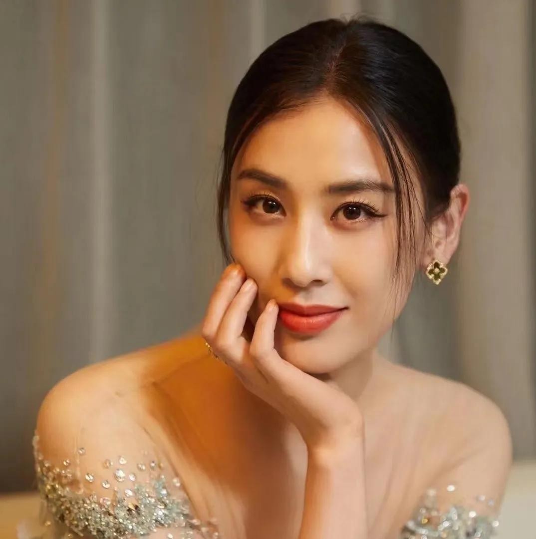黄圣依离婚后事业反而更好了

                         