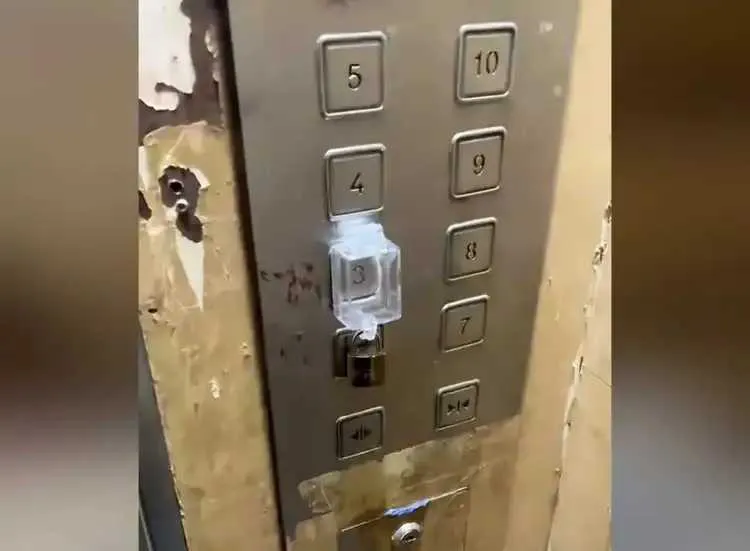 由于三楼没交电梯费，于是就这样了
