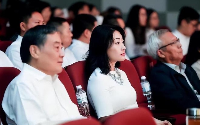 看吃瓜群众还挺多声援“娃哈哈公主”，觉得有坏人团伙在宗老去世后欺负人。

其实吧