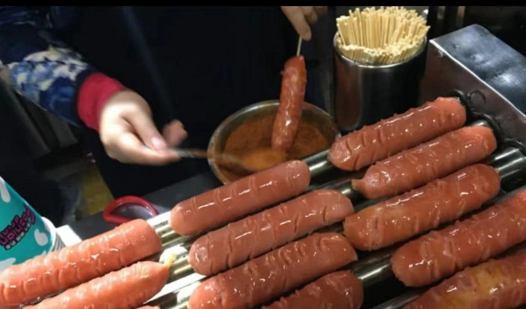 “我放你一马，你却砸我饭碗！”辽宁，男城管看见女子路边卖烤肠，觉得她不容易，就没