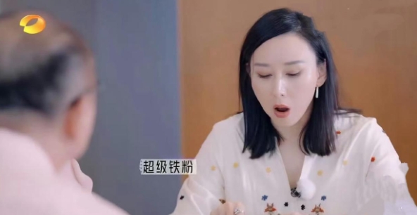 胡静婆婆真的好爱胡静，手机屏保都是胡静的壁纸，甚至胡静的头号粉丝。

在节目中，