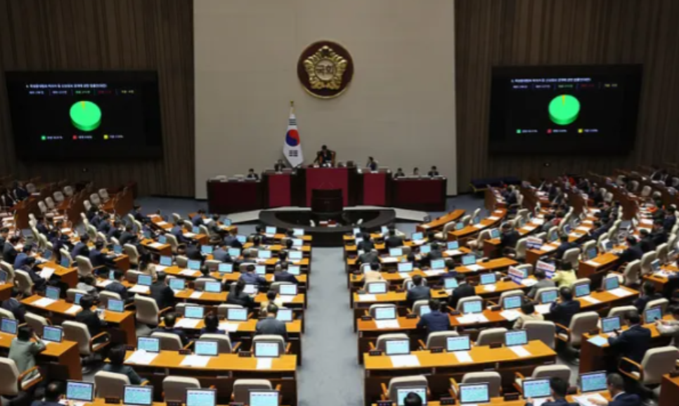 韩国人这回又蒙了，国会千难万难通过对总统尹锡悦的弹劾案后，交给宪法法院审理后，这